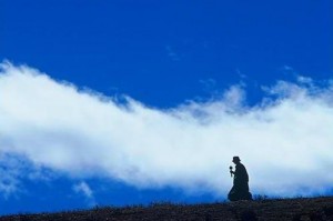 如何科学制定期权投资的绩效评估指标和方法？这些绩效评估指标和方法如何反映投资的实际效果？