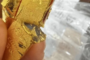 网友爆料：有朋友在工行买到“掺假金条”？工行南翔支行工作人员：仍在调查，不方便透露，无法给予具体答复
